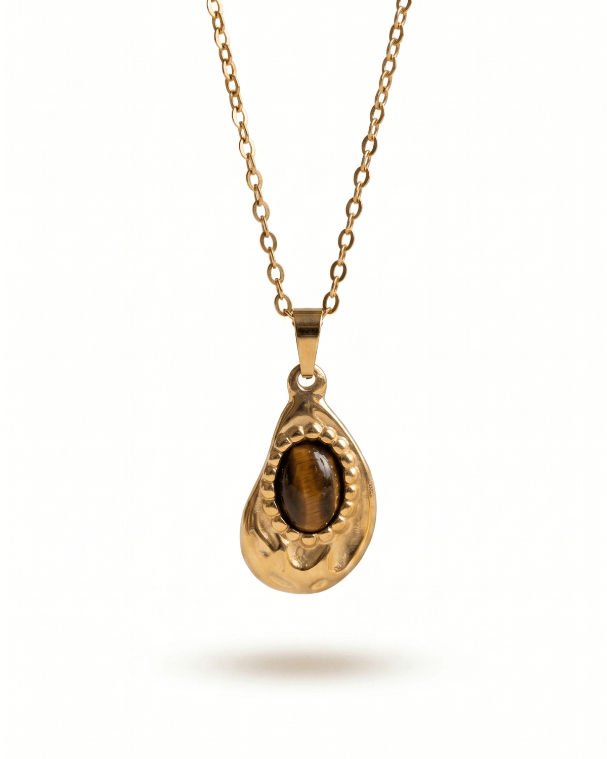 Collana Gotita Giunquilla in oro 18k con occhio di tigre, amuleto di protezione e forza Ciondolo Gotita Giunquilla con occhio di tigre, pietra del discernimento e della determinazione Collana pendente in acciaio placcato oro Giunquilla con occhio di tigre, stile retrò e sacro femminile Ciondolo Giunquilla con occhio di tigre su catena dorata, energia di radicamento e volontà Collana Gotita Giunquilla, oro 18k e occhio di tigre: un amuleto antico per la donna contemporanea
