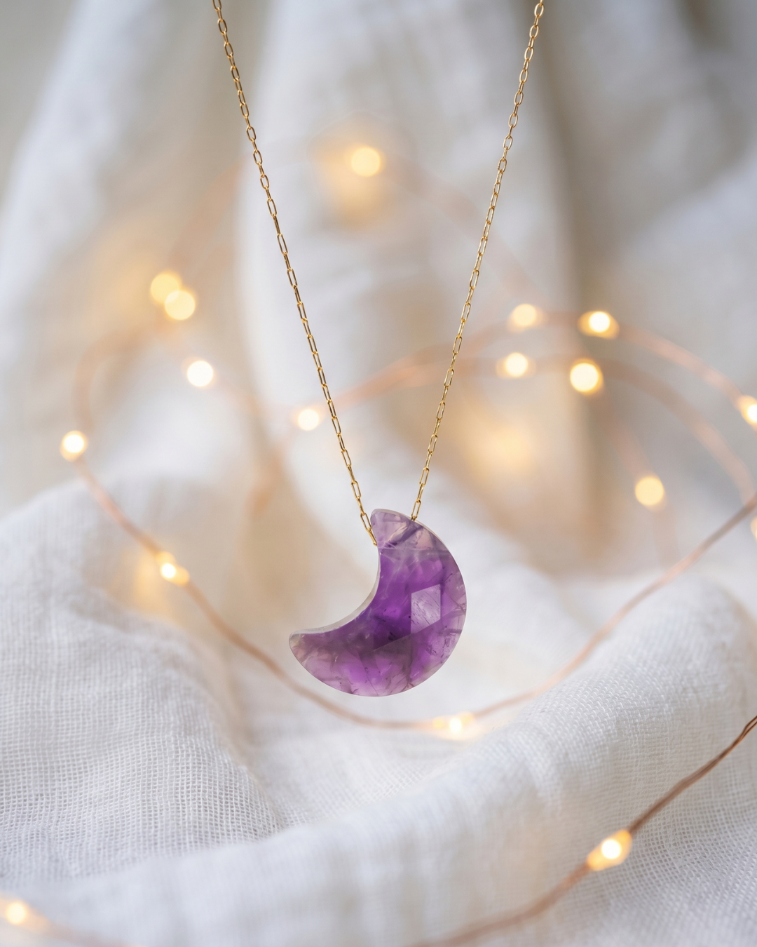
Ciondolo luna Giunquilla con ametista in acciaio al titanio, energia lunare e magia quotidiana
Collana Alma Giunquilla con luna in ametista, amuleto spirituale elegante per donne consapevoli
