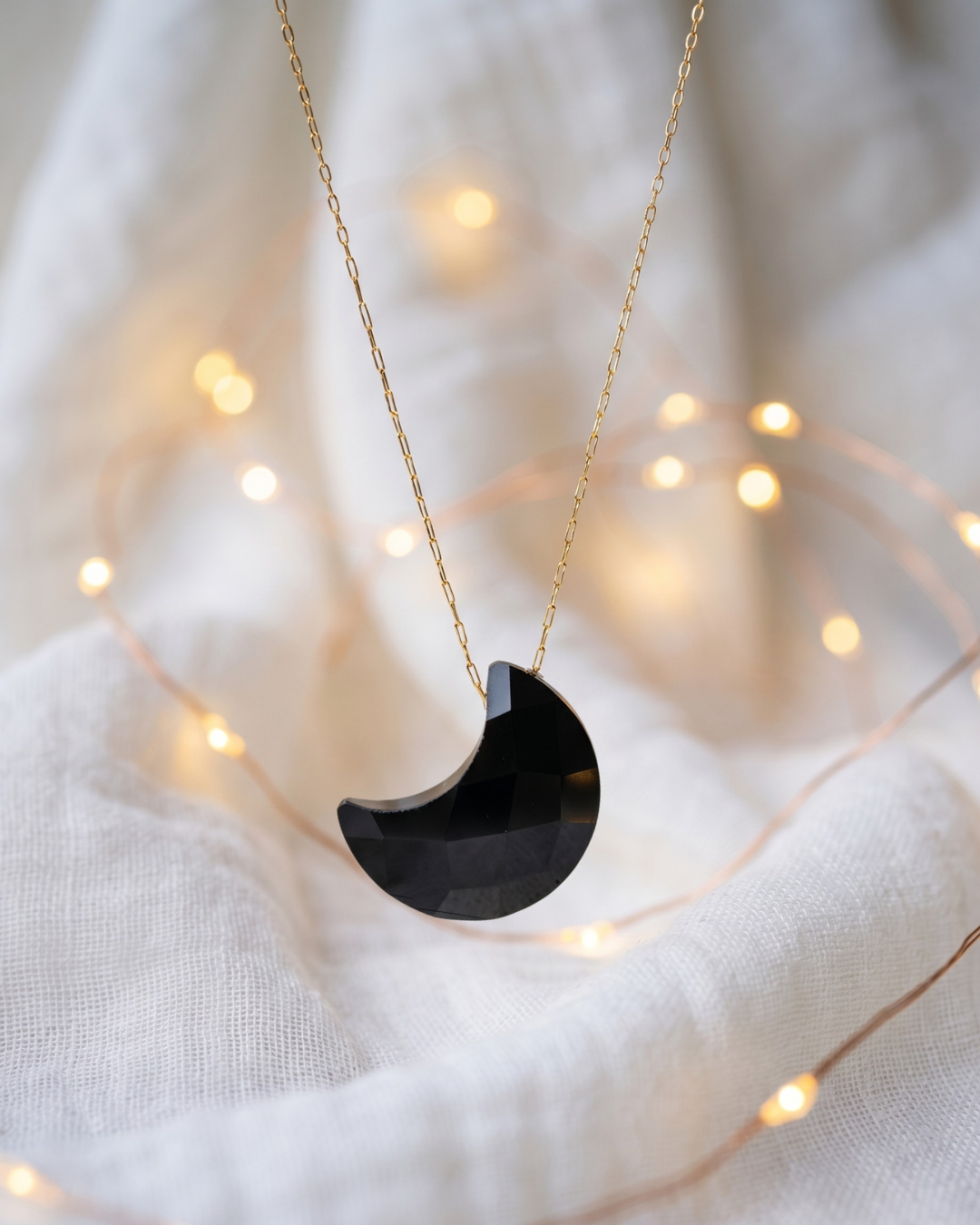
Collana Alma Giunquilla con luna in ossidiana, pietra di verità e trasformazione per le quattro stagioni
Ciondolo lunare Giunquilla in quarzo citrino su catena in titanio, luce solare e ciclo lunare femminile
