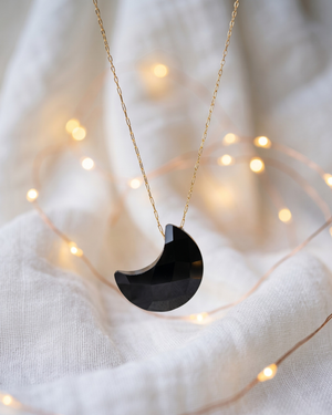 
Collana Alma Giunquilla con luna in ossidiana, pietra di verità e trasformazione per le quattro stagioni
Ciondolo lunare Giunquilla in quarzo citrino su catena in titanio, luce solare e ciclo lunare femminile
