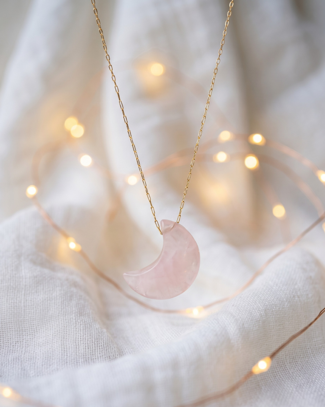 Collana Alma Giunquilla in acciaio al titanio con ciondolo luna in quarzo rosa, amuleto discreto e magico

Collana Alma Giunquilla con luna in ametista, amuleto spirituale elegante per donne consapevoli
Ciondo
