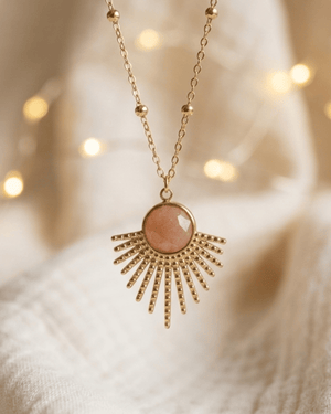 Collana Sevilla Giunquilla in acciaio placcato oro 18k con eliolite, pietra del sole Ciondolo Sevilla Giunquilla con amazzonite, pietra della comunicazione e dell'espressione spontanea Collana dorata Giunquilla con eliolite e raggi solari, simbolo di luminosità e gioia vitale Ciondolo in oro 18k Giunquilla con amazzonite verde, energia solare e protezione della sensibilità Collana Sevilla Giunquilla, acciaio placcato oro con pietra del sole e forma a raggi ispirata a Siviglia
