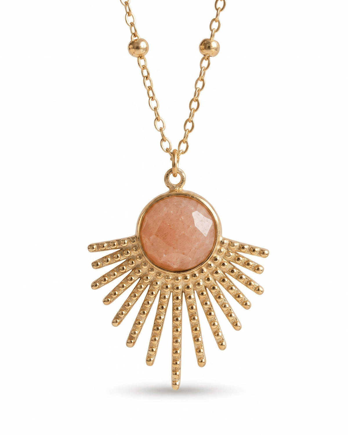Collana Sevilla Giunquilla in acciaio placcato oro 18k con eliolite, pietra del sole Ciondolo Sevilla Giunquilla con amazzonite, pietra della comunicazione e dell'espressione spontanea Collana dorata Giunquilla con eliolite e raggi solari, simbolo di luminosità e gioia vitale Ciondolo in oro 18k Giunquilla con amazzonite verde, energia solare e protezione della sensibilità Collana Sevilla Giunquilla, acciaio placcato oro con pietra del sole e forma a raggi ispirata a Siviglia

