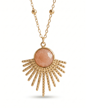 Collana Sevilla Giunquilla in acciaio placcato oro 18k con eliolite, pietra del sole Ciondolo Sevilla Giunquilla con amazzonite, pietra della comunicazione e dell'espressione spontanea Collana dorata Giunquilla con eliolite e raggi solari, simbolo di luminosità e gioia vitale Ciondolo in oro 18k Giunquilla con amazzonite verde, energia solare e protezione della sensibilità Collana Sevilla Giunquilla, acciaio placcato oro con pietra del sole e forma a raggi ispirata a Siviglia
