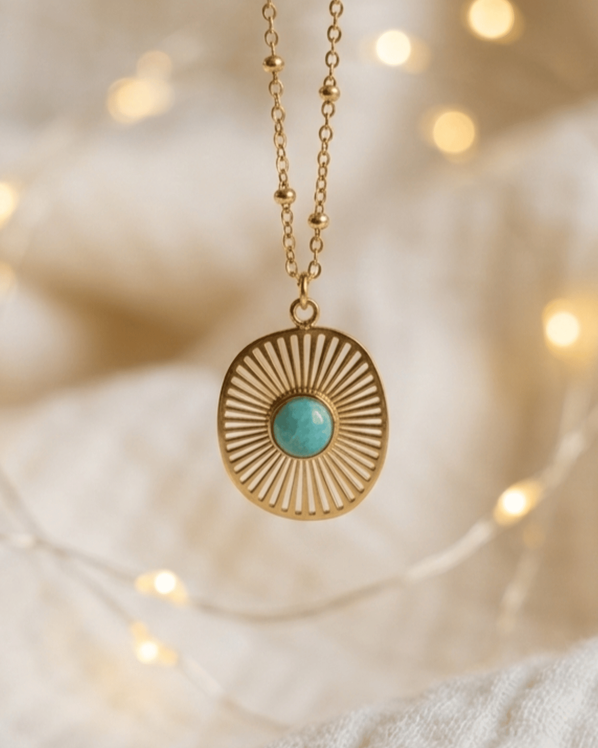 Collana Isola Giunquilla in oro 18k con amazzonite, pietra della verità e della comunicazione Ciondolo Isola Giunquilla con giada, simbolo di equilibrio emotivo e connessione con la natura Collana pendente Giunquilla con giada verde e forma a raggi, energia di calma e approdo interiore Ciondolo Giunquilla con amazzonite in acciaio placcato oro, per ritrovare sé stesse nella quiete Collana Isola Giunquilla, oro 18k e giada: gioiello del sacro femminile ispirato alla natura
