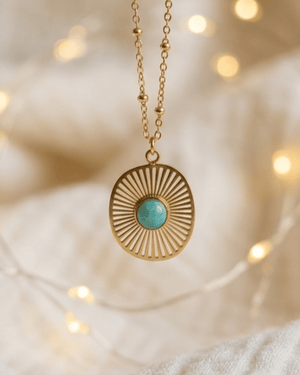 Collana Isola Giunquilla in oro 18k con amazzonite, pietra della verità e della comunicazione Ciondolo Isola Giunquilla con giada, simbolo di equilibrio emotivo e connessione con la natura Collana pendente Giunquilla con giada verde e forma a raggi, energia di calma e approdo interiore Ciondolo Giunquilla con amazzonite in acciaio placcato oro, per ritrovare sé stesse nella quiete Collana Isola Giunquilla, oro 18k e giada: gioiello del sacro femminile ispirato alla natura
