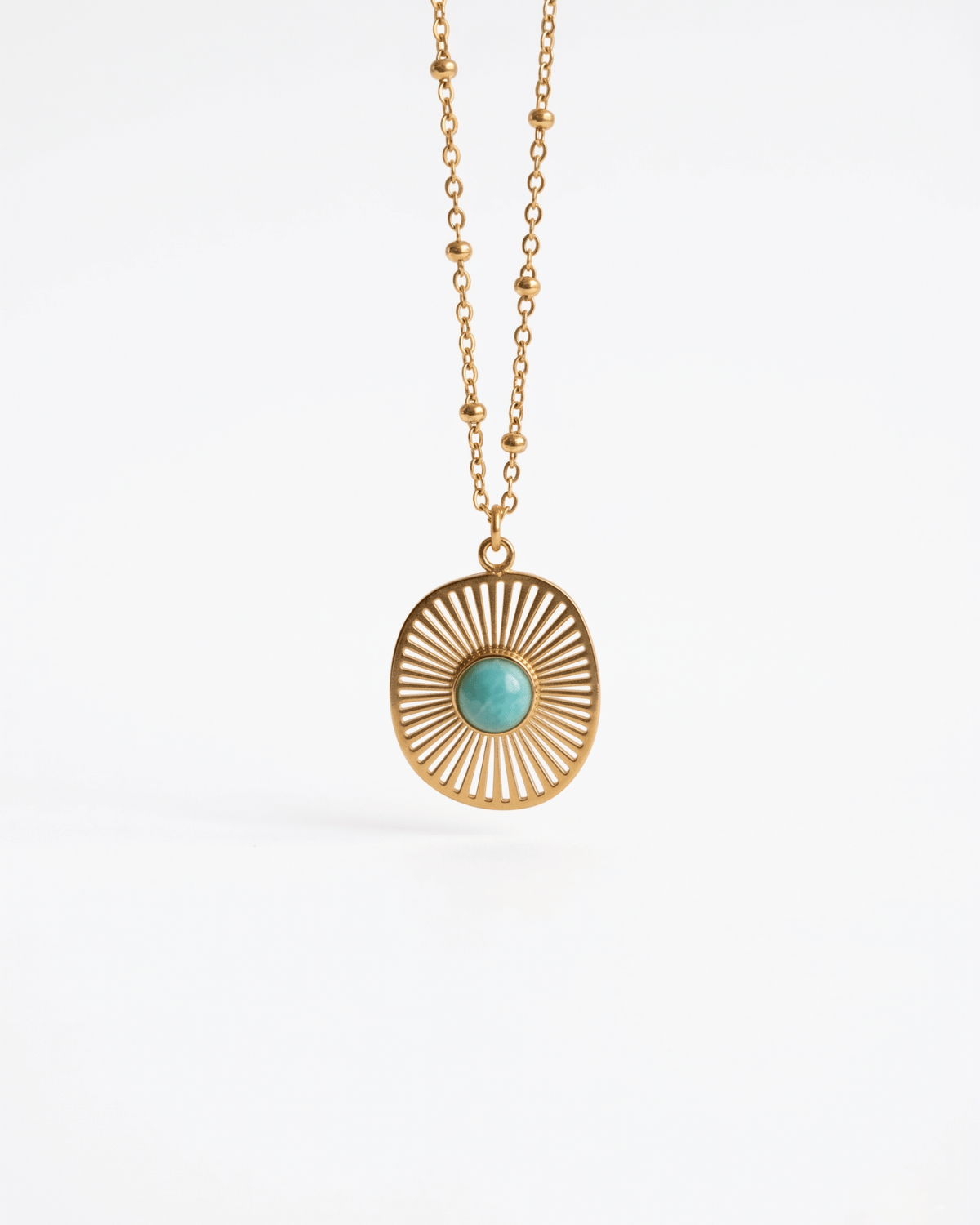 Collana Isola Giunquilla in oro 18k con amazzonite, pietra della verità e della comunicazione Ciondolo Isola Giunquilla con giada, simbolo di equilibrio emotivo e connessione con la natura Collana pendente Giunquilla con giada verde e forma a raggi, energia di calma e approdo interiore Ciondolo Giunquilla con amazzonite in acciaio placcato oro, per ritrovare sé stesse nella quiete Collana Isola Giunquilla, oro 18k e giada: gioiello del sacro femminile ispirato alla natura
