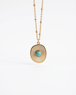 Collana Isola Giunquilla in oro 18k con amazzonite, pietra della verità e della comunicazione Ciondolo Isola Giunquilla con giada, simbolo di equilibrio emotivo e connessione con la natura Collana pendente Giunquilla con giada verde e forma a raggi, energia di calma e approdo interiore Ciondolo Giunquilla con amazzonite in acciaio placcato oro, per ritrovare sé stesse nella quiete Collana Isola Giunquilla, oro 18k e giada: gioiello del sacro femminile ispirato alla natura
