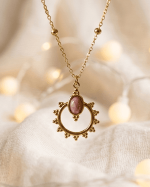 Collana Musa Giunquilla in oro 18k con rodonite, simbolo del cerchio e guarigione del cuore Ciondolo Musa Giunquilla con rodonite rosa, pietra della trasformazione emotiva e dell'armonia Collana pendente Giunquilla con rodonite e cerchio sacro, ispirata ai cerchi di donne in luna piena Ciondolo Giunquilla con rodonite in acciaio dorato, energia di consolazione e forza interiore Collana Musa Giunquilla con rodonite: il cerchio come simbolo ancestrale del femminile vicino al cuore
