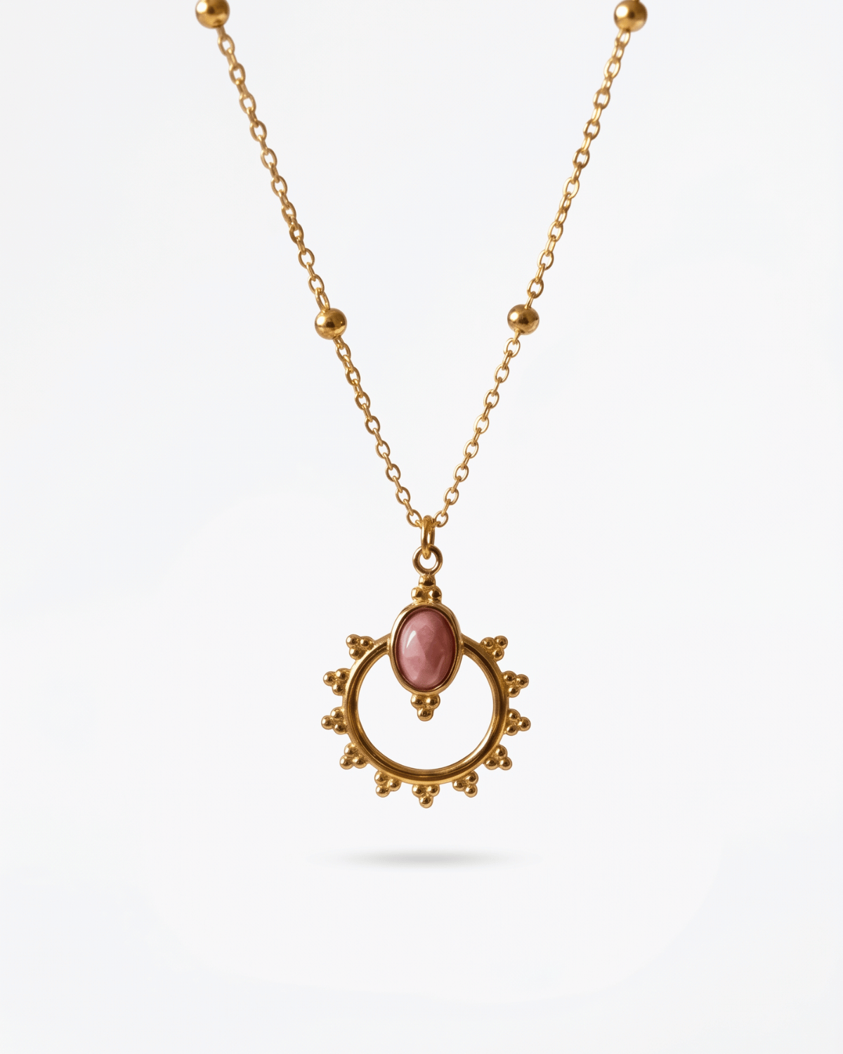 Collana Musa Giunquilla in oro 18k con rodonite, simbolo del cerchio e guarigione del cuore Ciondolo Musa Giunquilla con rodonite rosa, pietra della trasformazione emotiva e dell'armonia Collana pendente Giunquilla con rodonite e cerchio sacro, ispirata ai cerchi di donne in luna piena Ciondolo Giunquilla con rodonite in acciaio dorato, energia di consolazione e forza interiore Collana Musa Giunquilla con rodonite: il cerchio come simbolo ancestrale del femminile vicino al cuore

