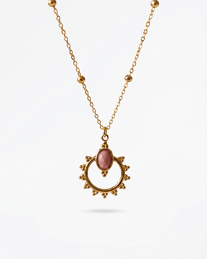 Collana Musa Giunquilla in oro 18k con rodonite, simbolo del cerchio e guarigione del cuore Ciondolo Musa Giunquilla con rodonite rosa, pietra della trasformazione emotiva e dell'armonia Collana pendente Giunquilla con rodonite e cerchio sacro, ispirata ai cerchi di donne in luna piena Ciondolo Giunquilla con rodonite in acciaio dorato, energia di consolazione e forza interiore Collana Musa Giunquilla con rodonite: il cerchio come simbolo ancestrale del femminile vicino al cuore
