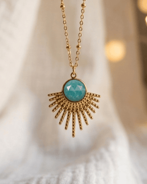 Collana Sevilla Giunquilla in acciaio placcato oro 18k con eliolite, pietra del sole Ciondolo Sevilla Giunquilla con amazzonite, pietra della comunicazione e dell'espressione spontanea Collana dorata Giunquilla con eliolite e raggi solari, simbolo di luminosità e gioia vitale Ciondolo in oro 18k Giunquilla con amazzonite verde, energia solare e protezione della sensibilità Collana Sevilla Giunquilla, acciaio placcato oro con pietra del sole e forma a raggi ispirata a Siviglia
