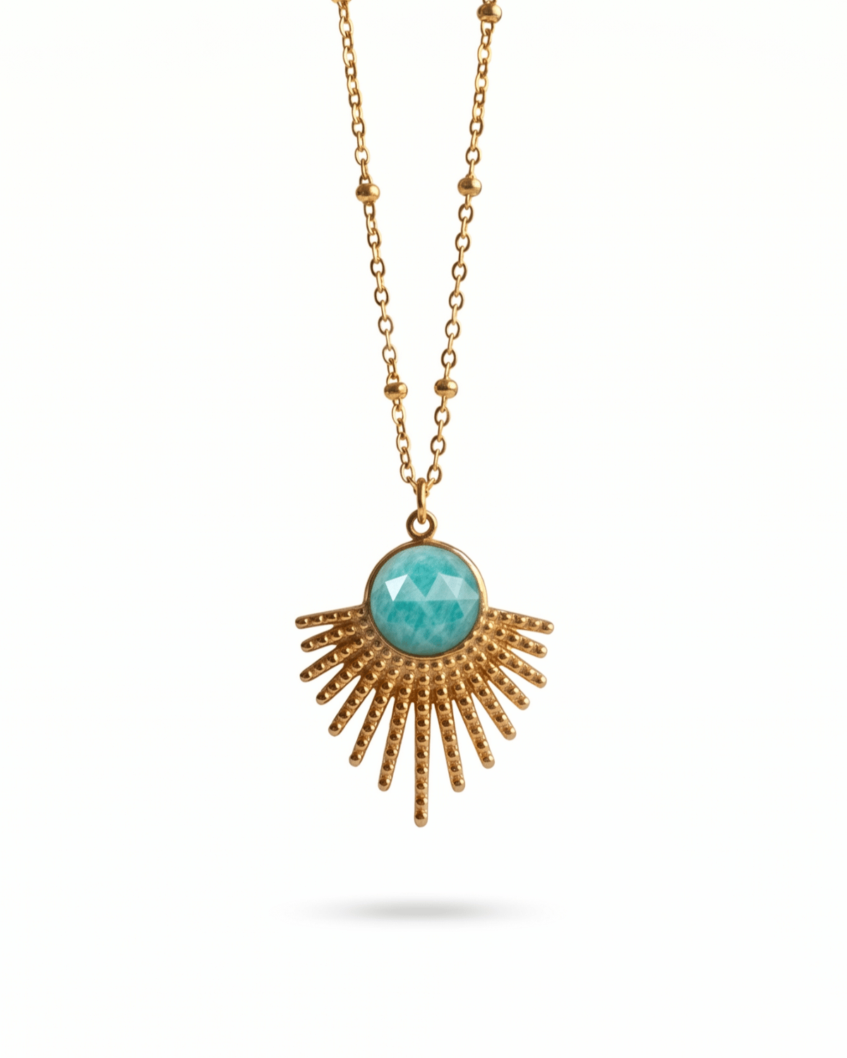 Collana Sevilla Giunquilla in acciaio placcato oro 18k con eliolite, pietra del sole Ciondolo Sevilla Giunquilla con amazzonite, pietra della comunicazione e dell'espressione spontanea Collana dorata Giunquilla con eliolite e raggi solari, simbolo di luminosità e gioia vitale Ciondolo in oro 18k Giunquilla con amazzonite verde, energia solare e protezione della sensibilità Collana Sevilla Giunquilla, acciaio placcato oro con pietra del sole e forma a raggi ispirata a Siviglia
