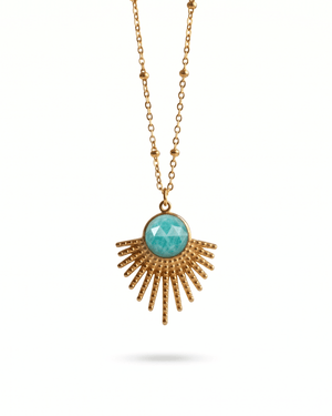 Collana Sevilla Giunquilla in acciaio placcato oro 18k con eliolite, pietra del sole Ciondolo Sevilla Giunquilla con amazzonite, pietra della comunicazione e dell'espressione spontanea Collana dorata Giunquilla con eliolite e raggi solari, simbolo di luminosità e gioia vitale Ciondolo in oro 18k Giunquilla con amazzonite verde, energia solare e protezione della sensibilità Collana Sevilla Giunquilla, acciaio placcato oro con pietra del sole e forma a raggi ispirata a Siviglia
