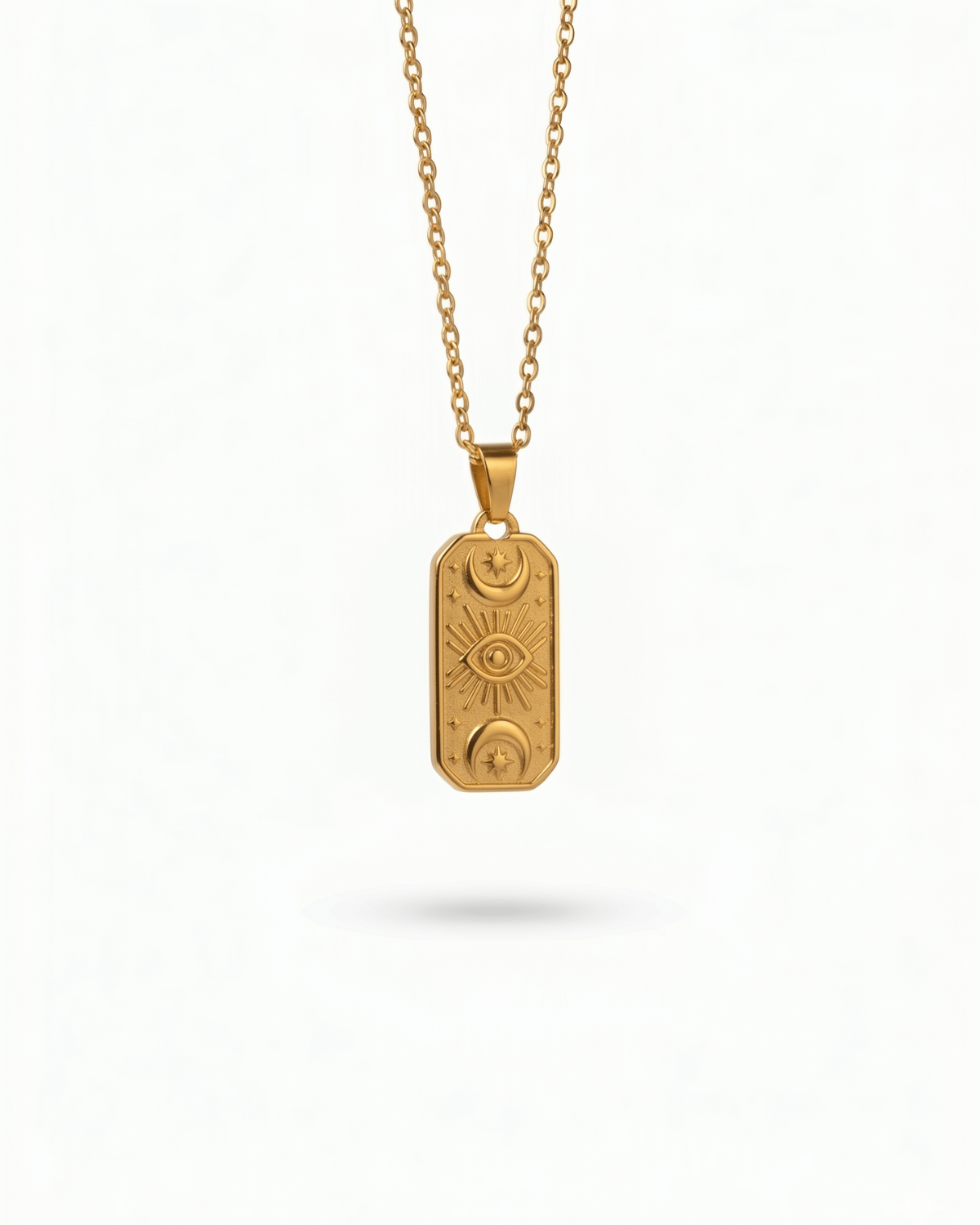 Collana Eyra Giunquilla in oro 18k con carta oracolare, simbolo dell'occhio e fasi lunari Ciondolo Eyra Giunquilla con luna crescente e calante, gioiello di protezione e conoscenza Collana pendente Giunquilla con simboli oracolari in acciaio dorato, energia di visione interiore Ciondolo Giunquilla con occhio e luna, amuleto del sacro femminile in oro 18k su mussola chiara Collana Eyra Giunquilla: occhio apotropaico e fasi lunari in acciaio placcato oro 18k
