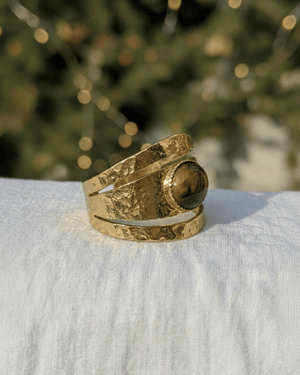 Anello Vesta Giunquilla in oro 18k con occhio di tigre e finitura a foglia Anello Giunquilla con occhio di tigre, pietra del coraggio e del fuoco interiore Anello Vesta Giunquilla in acciaio dorato, simbolo del focolare e della forza femminile consapevole Anello Giunquilla con occhio di tigre e foglia, amuleto di determinazione pratica e calore vitale Anello Vesta Giunquilla, oro 18k e occhio di tigre: fedeltà a sé stesse in un gioiello