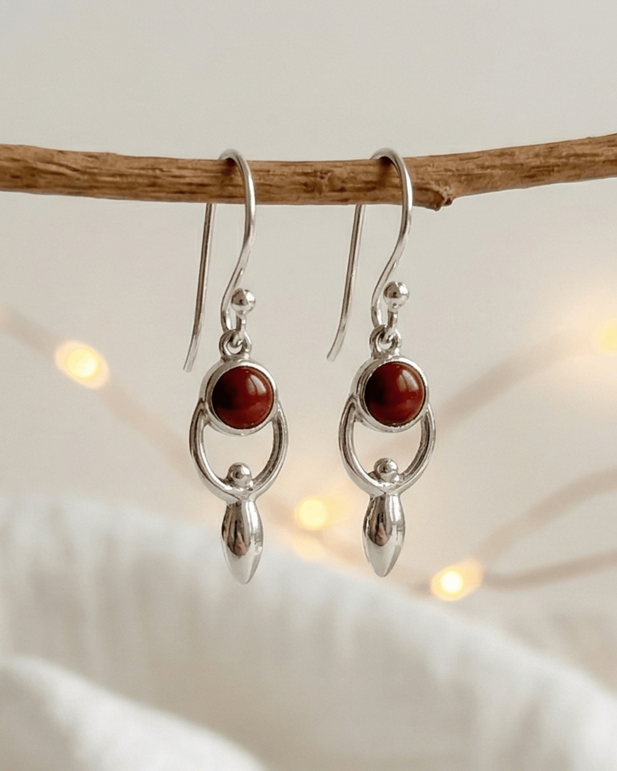 Orecchini Goddess Giunquilla in argento 925 con labradorite bianca, archetipo della dea Orecchini pendenti Giunquilla con diaspro rosso in argento 925, creatività e connessione con la terra Orecchini Goddess Giunquilla argento 925 e pietra di luna arcobaleno, corpo sacro e femminile divino Orecchini Giunquilla con forma della dea in argento, labradorite bianca e mestruazione consapevole Orecchini Goddess Giunquilla in argento 925 con diaspro, per onorare la sacralità del corpo femminile
