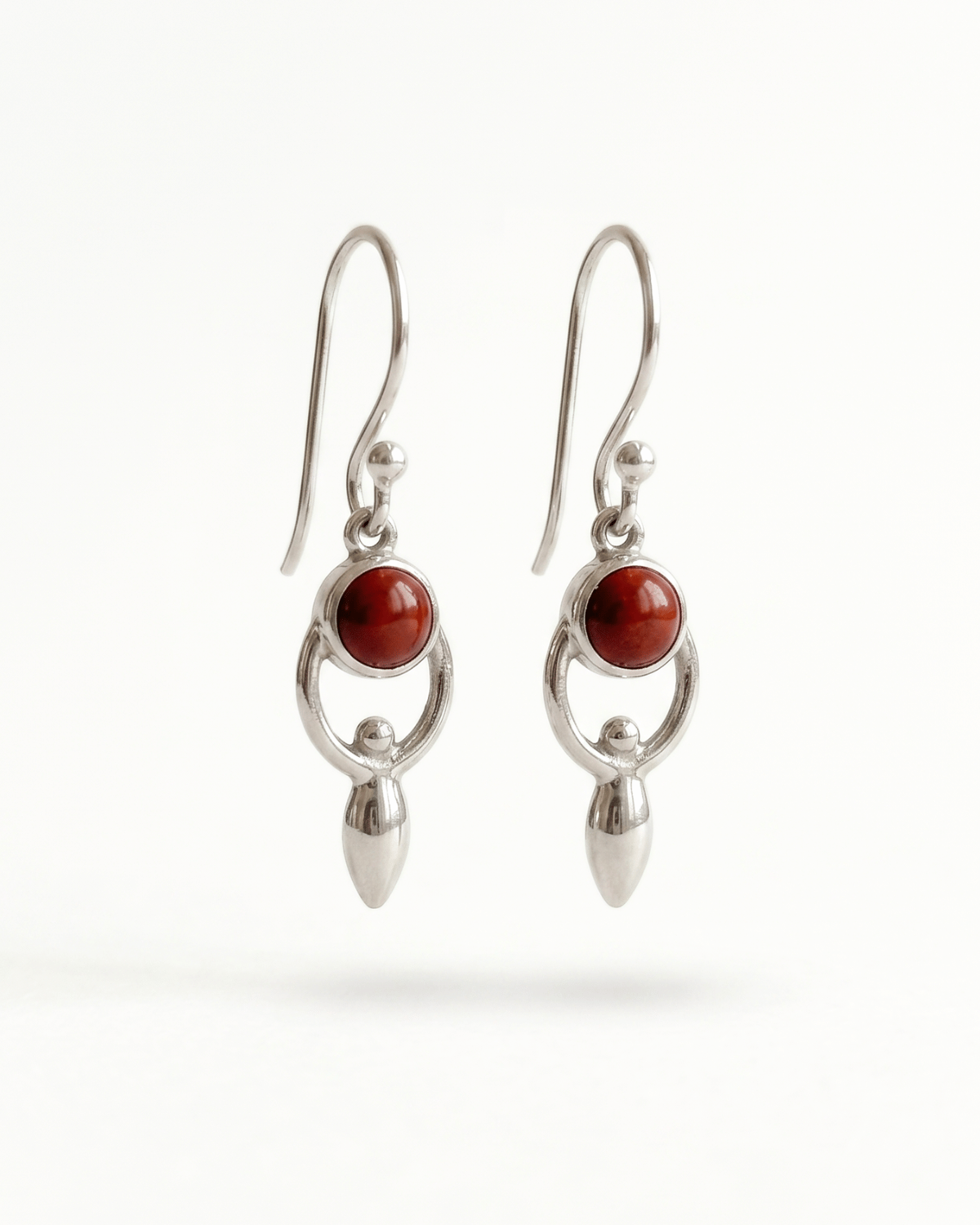 Orecchini Goddess Giunquilla in argento 925 con labradorite bianca, archetipo della dea Orecchini pendenti Giunquilla con diaspro rosso in argento 925, creatività e connessione con la terra Orecchini Goddess Giunquilla argento 925 e pietra di luna arcobaleno, corpo sacro e femminile divino Orecchini Giunquilla con forma della dea in argento, labradorite bianca e mestruazione consapevole Orecchini Goddess Giunquilla in argento 925 con diaspro, per onorare la sacralità del corpo femminile
