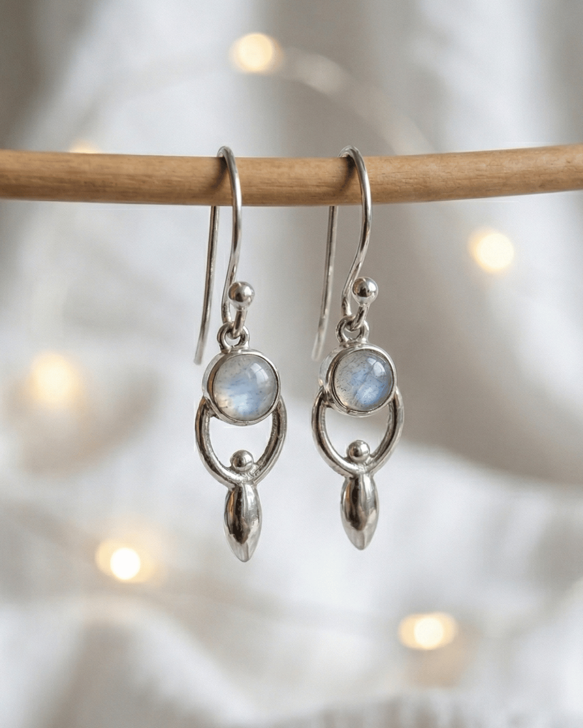 Orecchini Goddess Giunquilla in argento 925 con labradorite bianca, archetipo della dea Orecchini pendenti Giunquilla con diaspro rosso in argento 925, creatività e connessione con la terra Orecchini Goddess Giunquilla argento 925 e pietra di luna arcobaleno, corpo sacro e femminile divino Orecchini Giunquilla con forma della dea in argento, labradorite bianca e mestruazione consapevole Orecchini Goddess Giunquilla in argento 925 con diaspro, per onorare la sacralità del corpo femminile
