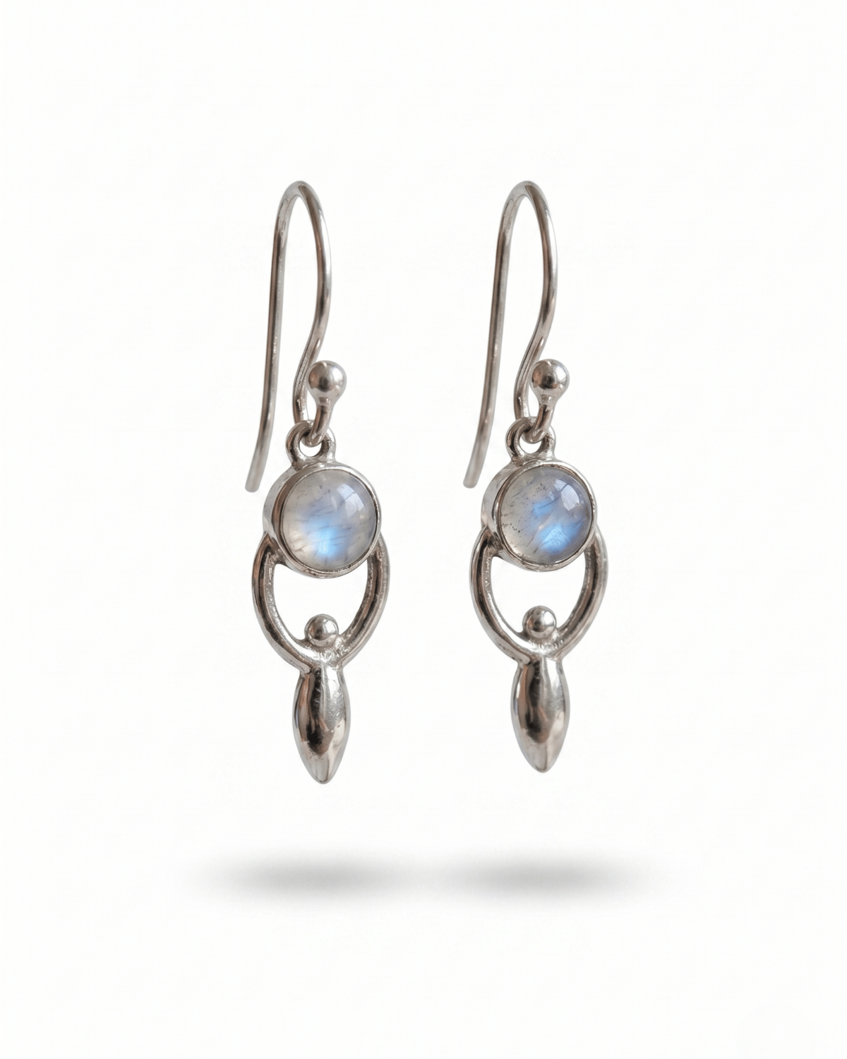 Orecchini Goddess Giunquilla in argento 925 con labradorite bianca, archetipo della dea Orecchini pendenti Giunquilla con diaspro rosso in argento 925, creatività e connessione con la terra Orecchini Goddess Giunquilla argento 925 e pietra di luna arcobaleno, corpo sacro e femminile divino Orecchini Giunquilla con forma della dea in argento, labradorite bianca e mestruazione consapevole Orecchini Goddess Giunquilla in argento 925 con diaspro, per onorare la sacralità del corpo femminile

