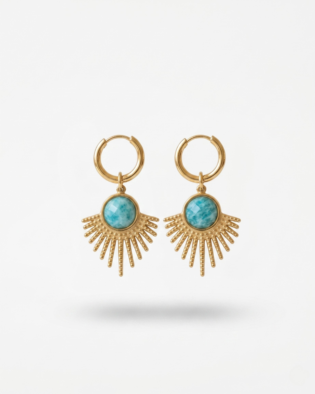 Orecchini Sevilla Giunquilla in oro 18k con eliolite, pietra del sole e luminosità Orecchini dorati Giunquilla con amazzonite, energia di espressione autentica e protezione Orecchini Giunquilla a raggi in acciaio placcato oro 18k con eliolite verde su sfondo naturale Orecchini Sevilla Giunquilla con amazzonite, per donne che occupano spazio con gioia Orecchini pendenti Giunquilla con pietra del sole, stile boho chic ispirato al folklore andaluso
