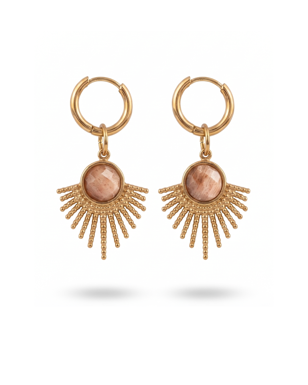 Orecchini Sevilla Giunquilla in oro 18k con eliolite, pietra del sole e luminosità Orecchini dorati Giunquilla con amazzonite, energia di espressione autentica e protezione Orecchini Giunquilla a raggi in acciaio placcato oro 18k con eliolite verde su sfondo naturale Orecchini Sevilla Giunquilla con amazzonite, per donne che occupano spazio con gioia Orecchini pendenti Giunquilla con pietra del sole, stile boho chic ispirato al folklore andaluso
