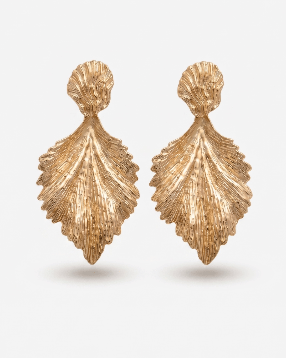 Orecchini botanici pendenti Giunquilla in acciaio placcato oro 18k, eleganza non addomesticata Orecchini Acanto Giunquilla in oro 18k, ispirati alla pianta simbolo di vita tenace e bellezza autentica Orecchini pendenti Giunquilla con motivo acanto dorato, per donne di consapevole eleganza Orecchini Giunquilla in oro 18k con foglia di acanto, gioiello botanico del sacro femminile Orecchini Acanto Giunquilla: decoro botanico in acciaio placcato oro, bellezza che non chiede permesso
