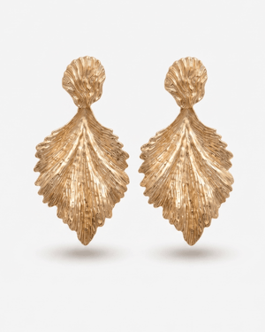 Orecchini botanici pendenti Giunquilla in acciaio placcato oro 18k, eleganza non addomesticata Orecchini Acanto Giunquilla in oro 18k, ispirati alla pianta simbolo di vita tenace e bellezza autentica Orecchini pendenti Giunquilla con motivo acanto dorato, per donne di consapevole eleganza Orecchini Giunquilla in oro 18k con foglia di acanto, gioiello botanico del sacro femminile Orecchini Acanto Giunquilla: decoro botanico in acciaio placcato oro, bellezza che non chiede permesso
