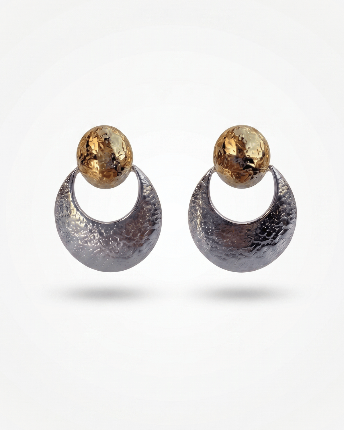 Orecchini Marisol Giunquilla in oro 18k con sole e luna a finitura martellata Orecchini pendenti Giunquilla con sole e luna dorati, simbolo di dualità e visione interiore Orecchini Giunquilla con sole e luna in acciaio placcato oro 18k, energia solare e lunare al lobo Orecchini Marisol Giunquilla, finitura martellata dorata: la danza degli opposti come gioiello Orecchini pendenti Giunquilla con simboli solari e lunari, protezione e connessione con i cicli naturali
