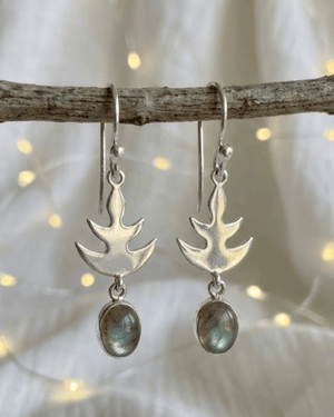 Orecchini Lunette Giunquilla in argento 925 con labradorite e lune pendenti, ascolto interiore Orecchini pendenti Giunquilla con labradorite cangiante e simboli lunari in argento 925 Orecchini Lunette Giunquilla argento 925: lune in argento e labradorite per la visione sacra femminile Orecchini Giunquilla con labradorite e piccole lune, gioiello di introspezione e simbolismo lunare Orecchini pendenti Lunette Giunquilla in argento 925, leggerezza e profondità lunare al lobo
