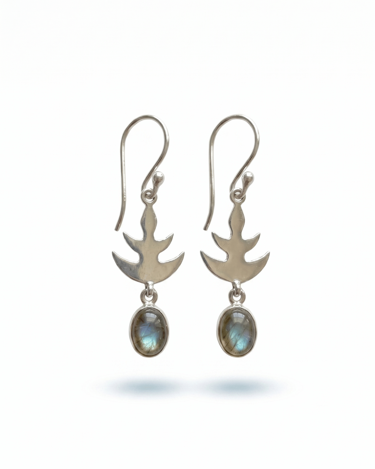 Orecchini Lunette Giunquilla in argento 925 con labradorite e lune pendenti, ascolto interiore Orecchini pendenti Giunquilla con labradorite cangiante e simboli lunari in argento 925 Orecchini Lunette Giunquilla argento 925: lune in argento e labradorite per la visione sacra femminile Orecchini Giunquilla con labradorite e piccole lune, gioiello di introspezione e simbolismo lunare Orecchini pendenti Lunette Giunquilla in argento 925, leggerezza e profondità lunare al lobo
