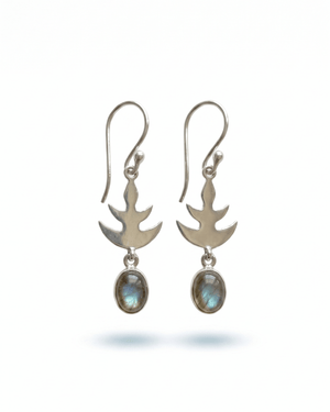 Orecchini Lunette Giunquilla in argento 925 con labradorite e lune pendenti, ascolto interiore Orecchini pendenti Giunquilla con labradorite cangiante e simboli lunari in argento 925 Orecchini Lunette Giunquilla argento 925: lune in argento e labradorite per la visione sacra femminile Orecchini Giunquilla con labradorite e piccole lune, gioiello di introspezione e simbolismo lunare Orecchini pendenti Lunette Giunquilla in argento 925, leggerezza e profondità lunare al lobo
