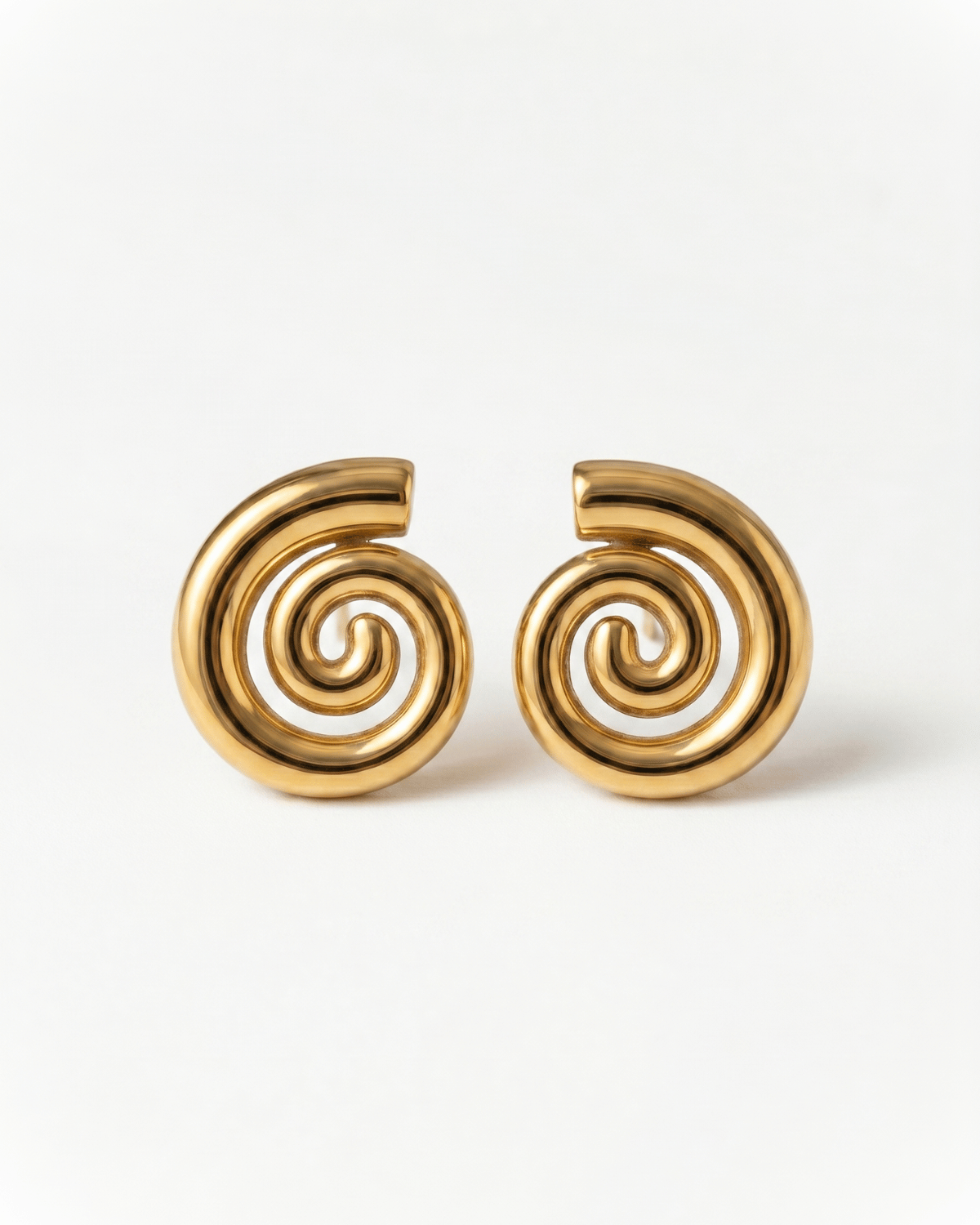 Orecchini spirale Giunquilla in acciaio placcato oro 18k, simbolo di ciclicità e armonia lunare Orecchini Gea Giunquilla con spirale dorata, energia della terra e dei cicli naturali femminili Orecchini pendenti Giunquilla con spirale in oro 18k, gioiello del sacro femminile e della luna Orecchini Gea Giunquilla in acciaio dorato: la spirale ancestrale come ornamento quotidiano Orecchini spirale Giunquilla in oro 18k, per celebrare i ritmi del corpo e del cosmo femminile
