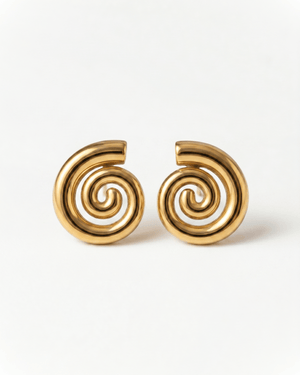 Orecchini spirale Giunquilla in acciaio placcato oro 18k, simbolo di ciclicità e armonia lunare Orecchini Gea Giunquilla con spirale dorata, energia della terra e dei cicli naturali femminili Orecchini pendenti Giunquilla con spirale in oro 18k, gioiello del sacro femminile e della luna Orecchini Gea Giunquilla in acciaio dorato: la spirale ancestrale come ornamento quotidiano Orecchini spirale Giunquilla in oro 18k, per celebrare i ritmi del corpo e del cosmo femminile
