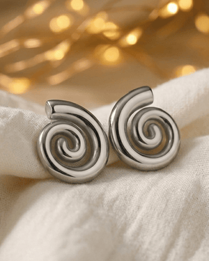 Orecchini spirale Giunquilla in acciaio placcato oro 18k, simbolo di ciclicità e armonia lunare Orecchini Gea Giunquilla con spirale dorata, energia della terra e dei cicli naturali femminili Orecchini pendenti Giunquilla con spirale in oro 18k, gioiello del sacro femminile e della luna Orecchini Gea Giunquilla in acciaio dorato: la spirale ancestrale come ornamento quotidiano Orecchini spirale Giunquilla in oro 18k, per celebrare i ritmi del corpo e del cosmo femminile
