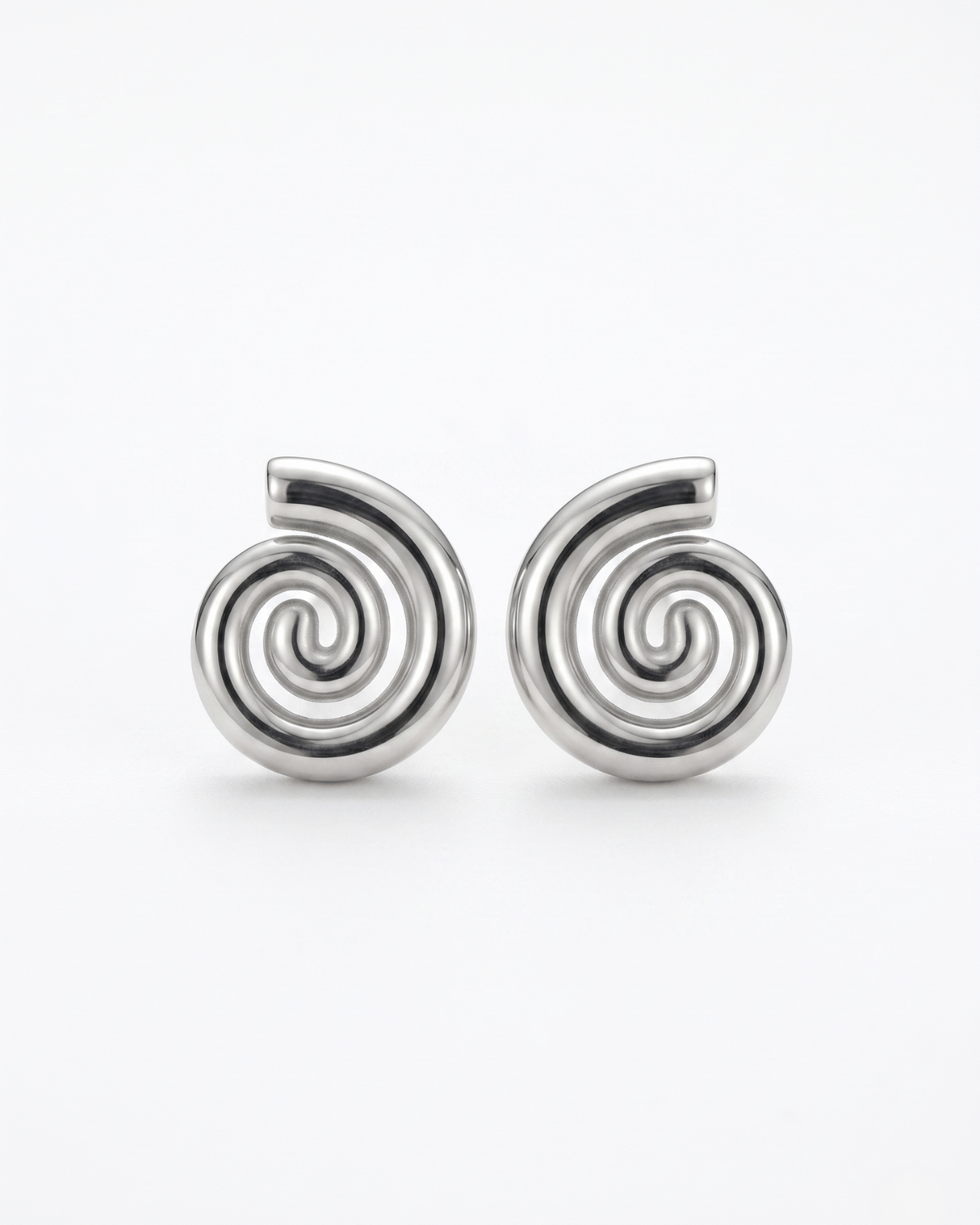 Orecchini spirale Giunquilla in acciaio placcato oro 18k, simbolo di ciclicità e armonia lunare Orecchini Gea Giunquilla con spirale dorata, energia della terra e dei cicli naturali femminili Orecchini pendenti Giunquilla con spirale in oro 18k, gioiello del sacro femminile e della luna Orecchini Gea Giunquilla in acciaio dorato: la spirale ancestrale come ornamento quotidiano Orecchini spirale Giunquilla in oro 18k, per celebrare i ritmi del corpo e del cosmo femminile
