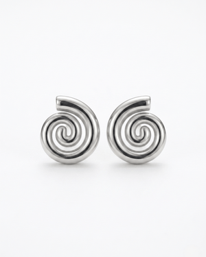 Orecchini spirale Giunquilla in acciaio placcato oro 18k, simbolo di ciclicità e armonia lunare Orecchini Gea Giunquilla con spirale dorata, energia della terra e dei cicli naturali femminili Orecchini pendenti Giunquilla con spirale in oro 18k, gioiello del sacro femminile e della luna Orecchini Gea Giunquilla in acciaio dorato: la spirale ancestrale come ornamento quotidiano Orecchini spirale Giunquilla in oro 18k, per celebrare i ritmi del corpo e del cosmo femminile
