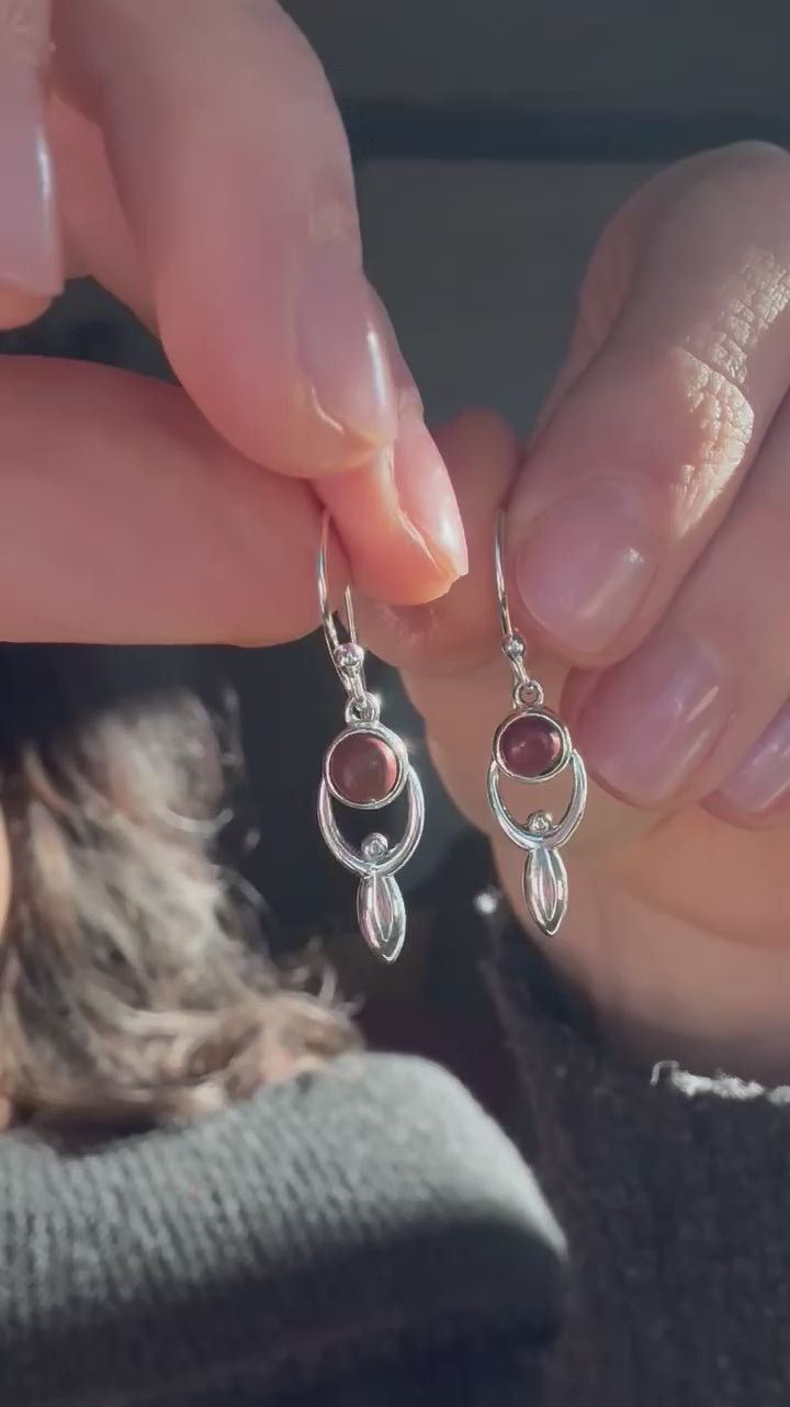 gioielli argento 925 e pietre naturali. ciondolo con luna e pietra diaspro rosso. simbolo dea madre. simbologia femminile. giunquilla, gioielli per il sacro femminile