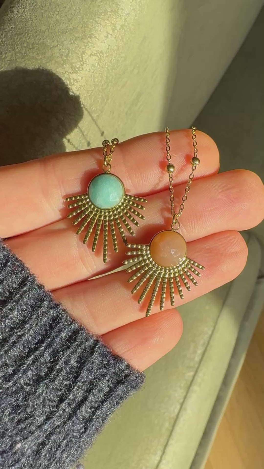 collanine pendenti oro 18 carati, oro 18k,  collane con pietre naturali, gioielli con cristalli. musa, eyra, sevilla. giunquilla. gioielli per il sacro femminile. sevilla con amazzonite o pietra del sole, eliolite