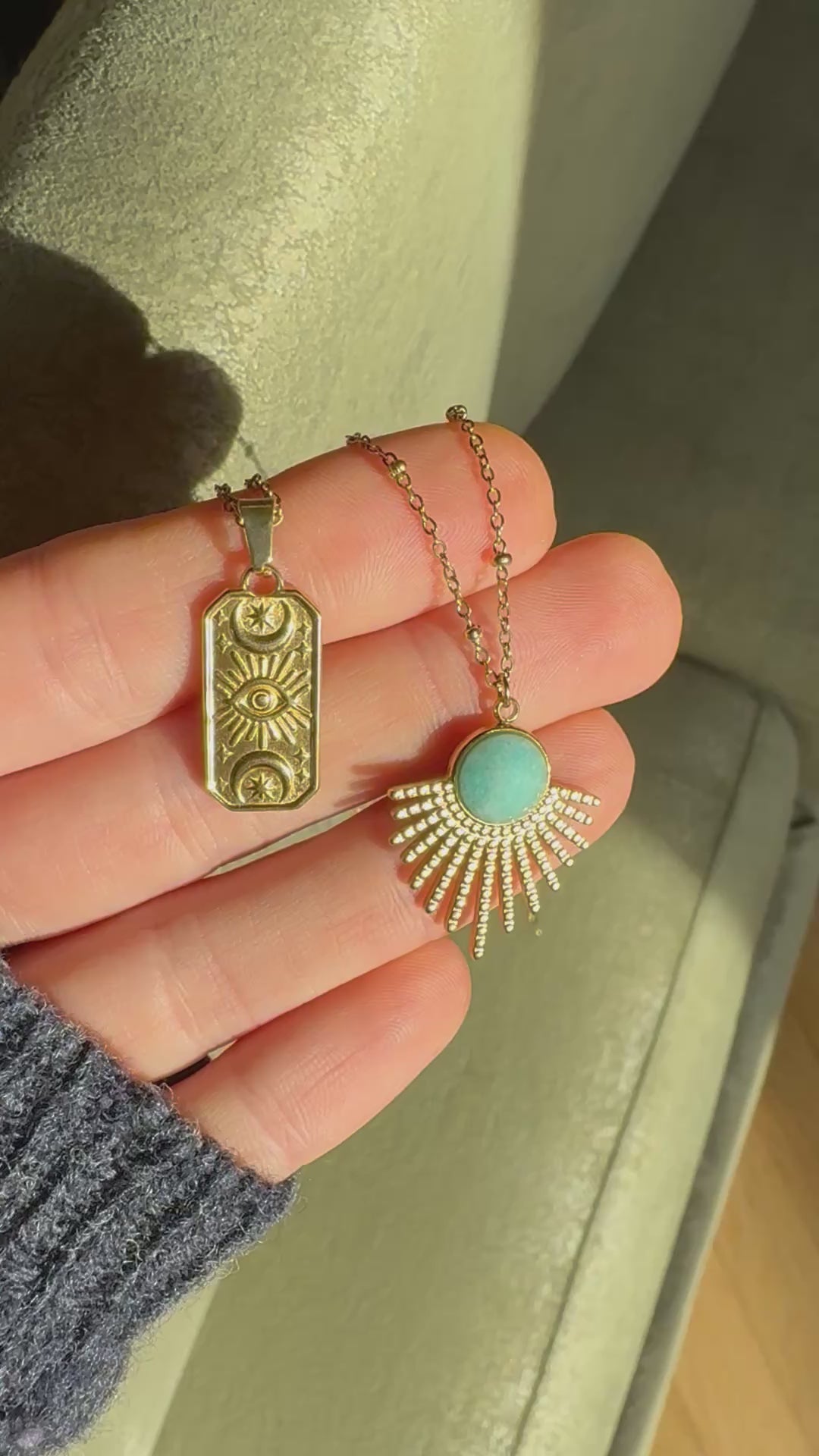 collanine pendenti oro 18 carati, oro 18k,  collane con pietre naturali, gioielli con cristalli. musa, eyra, sevilla. giunquilla. gioielli per il sacro femminile. ciondolo con carta oracolare sevilla con amazzonite