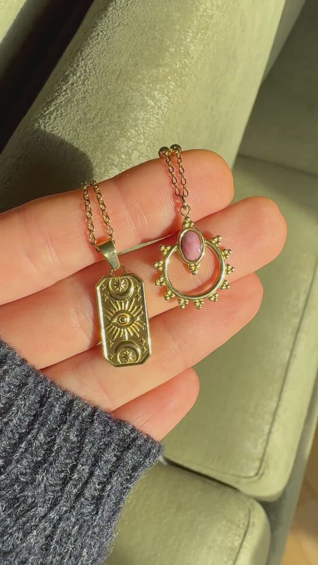 collanine pendenti oro 18 carati, oro 18k,  collane con pietre naturali, gioielli con cristalli. musa, eyra, sevilla. giunquilla. gioielli per il sacro femminile. ciondolo con tarocco, carta oracolare con lune, stelle e terzo occhio. ciondolo con rodonite