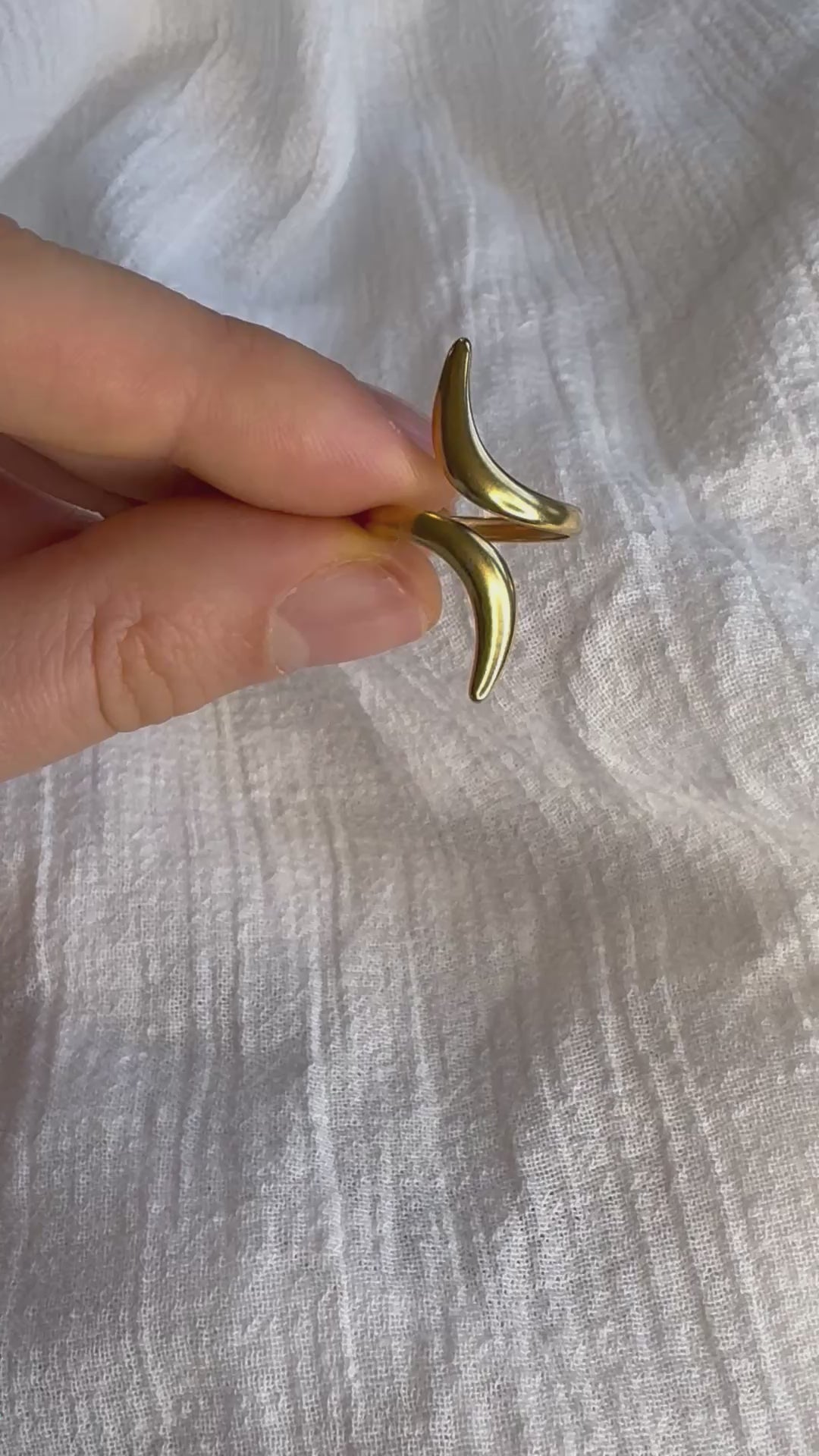 gioeielli oro 18 carati, oro 18k,  anello con pietre naturali, gioielli con cristalli. musa, eyra, sevilla. giunquilla. gioielli per il sacro femminile. anello con serpente in oro vero. simbolismo femminile