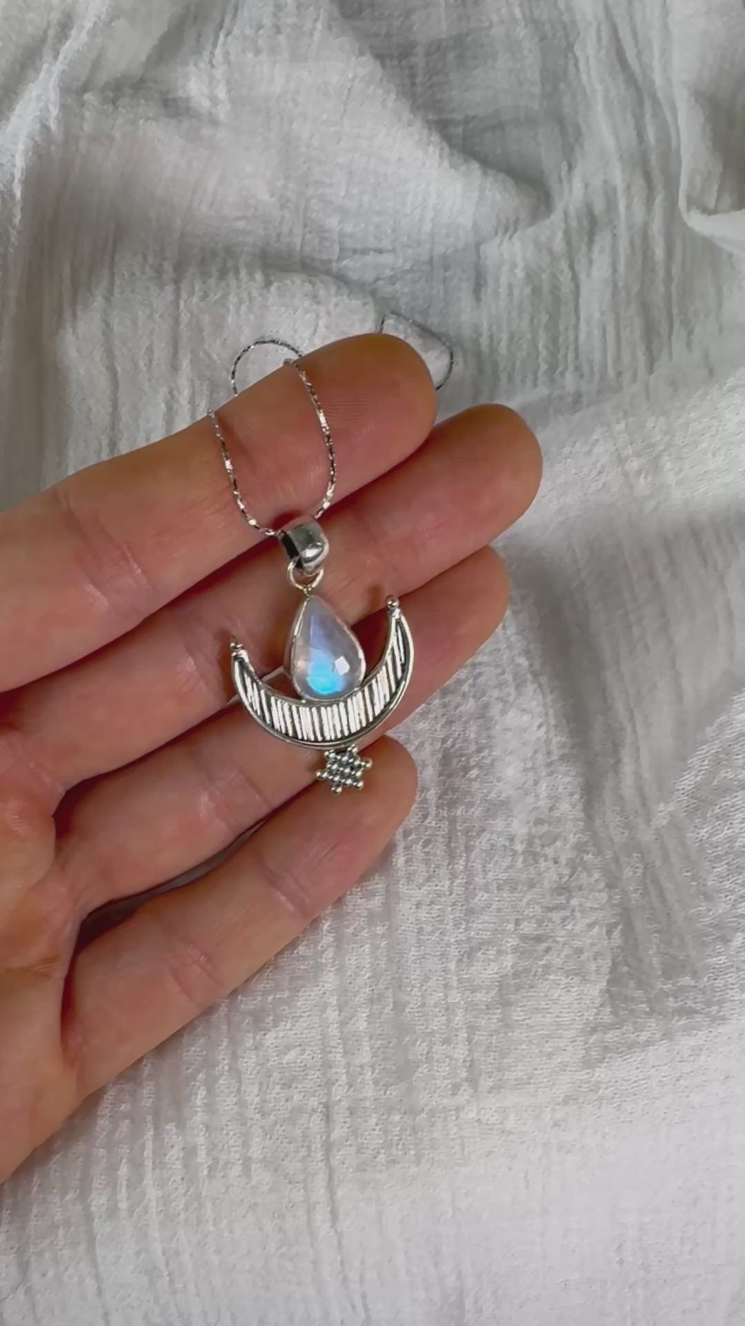 ciondolo in argento 925 con pietre natutrali, pietra di luna, simbolo luna. giunquilla gioielli per il sacro femminile. simbolismo femminile. pietra rainbow moonstone